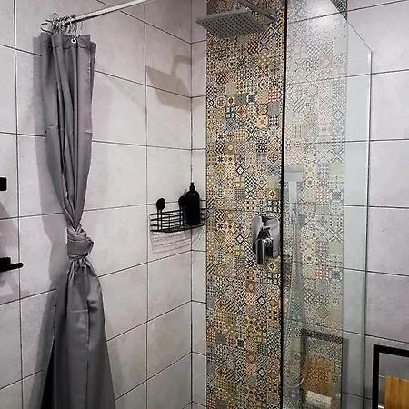 Topolove & אכסניה