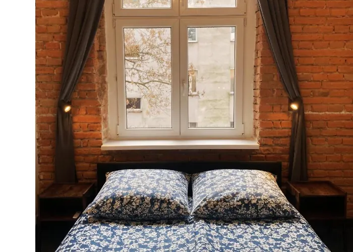 Topolove & אכסניה